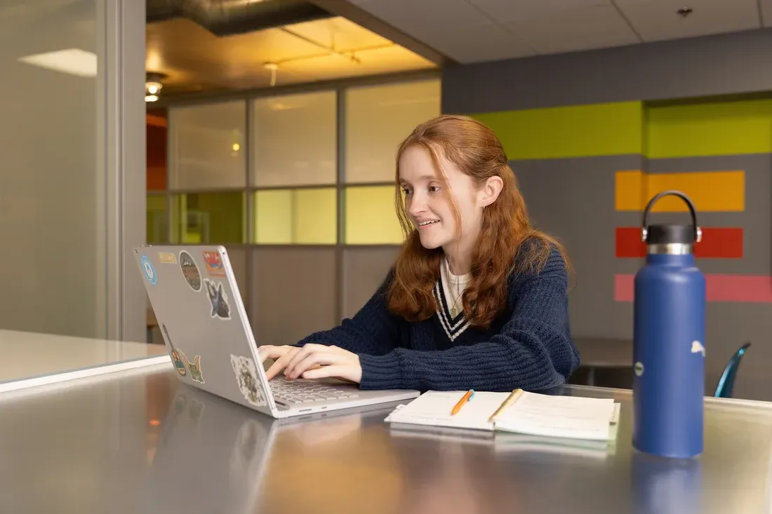 Kerry Spencer ’25 sitting at a computer working.